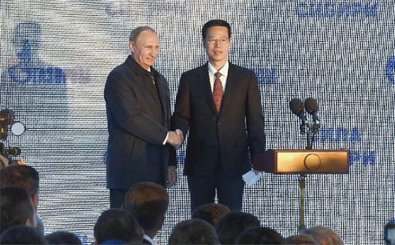 Chinese Vice Premier Zhang Gaoli (R) and Russian President Vladimir Putin attend a start-of-construction ceremony of the Russian part of the China-Russia East Route natural gas pipeline in Yakutsk, capital city of Saha-Yakutia republic, Russia, Sept 1, 2014. [Photo/Xinhua]