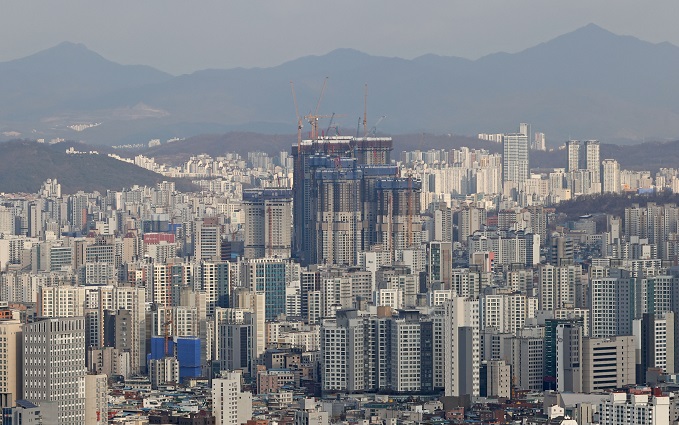 This file photo, taken Dec. 30, 2021, shows apartment buildings in Seoul. (Yonhap)